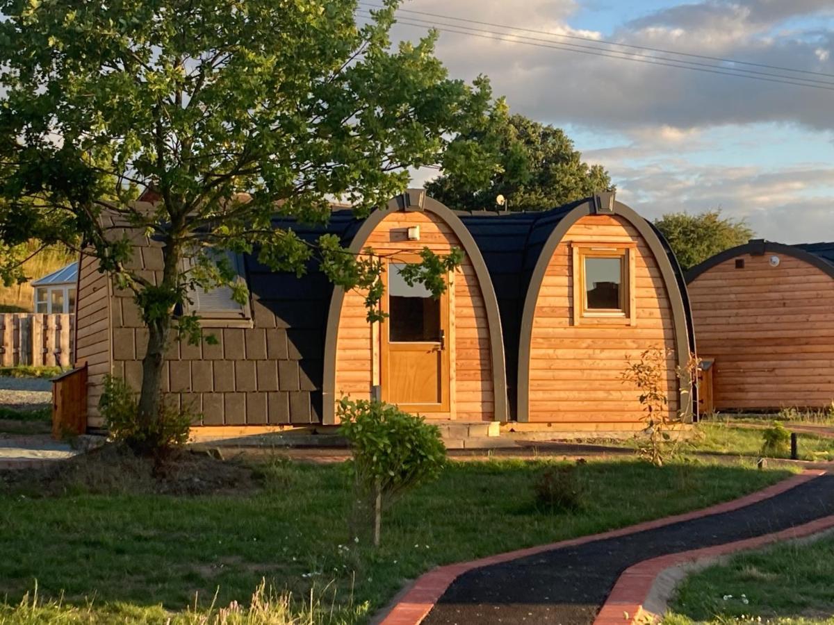 فندق Squirrel Glamping Pod School House Farm Leighton  المظهر الخارجي الصورة