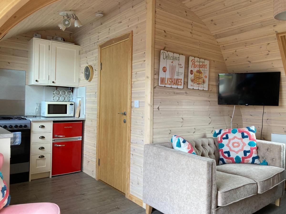 فندق Squirrel Glamping Pod School House Farm Leighton  المظهر الخارجي الصورة