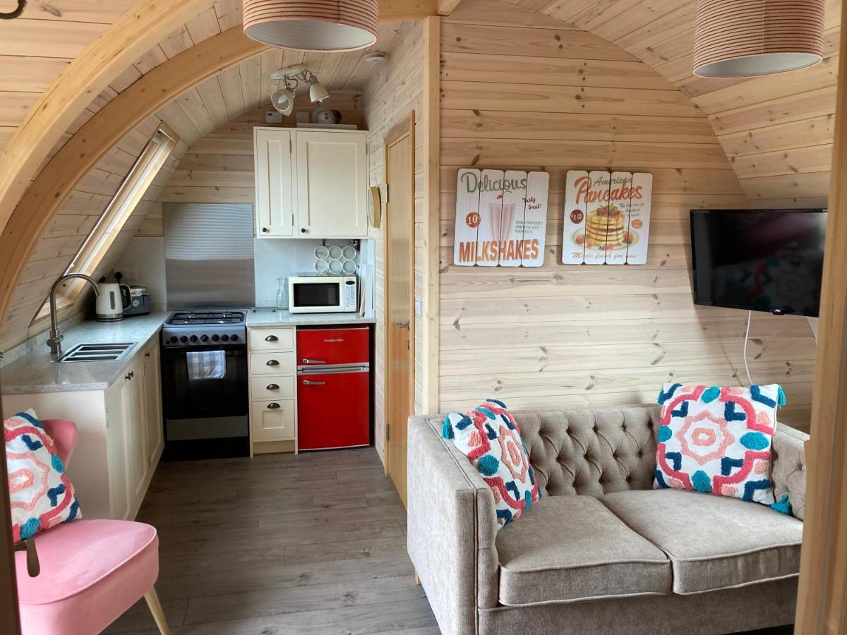 فندق Squirrel Glamping Pod School House Farm Leighton  المظهر الخارجي الصورة