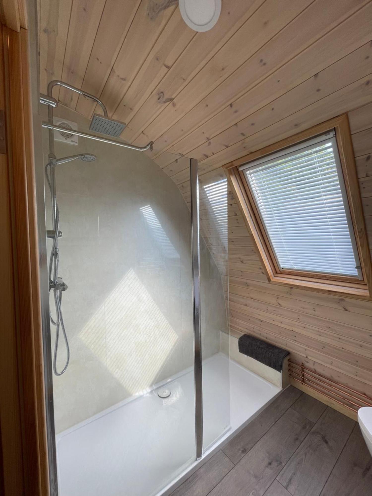 فندق Squirrel Glamping Pod School House Farm Leighton  المظهر الخارجي الصورة