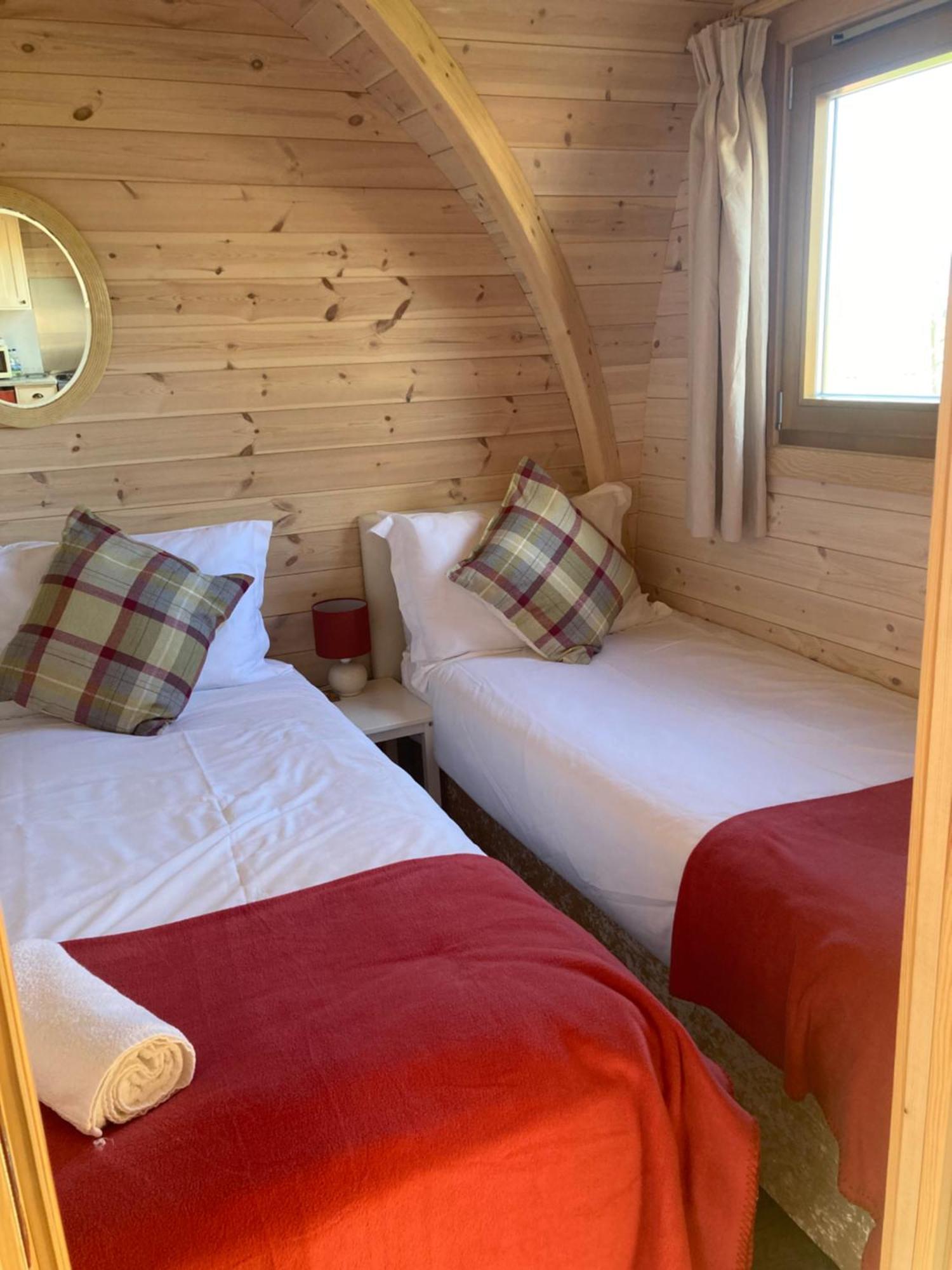 فندق Squirrel Glamping Pod School House Farm Leighton  المظهر الخارجي الصورة