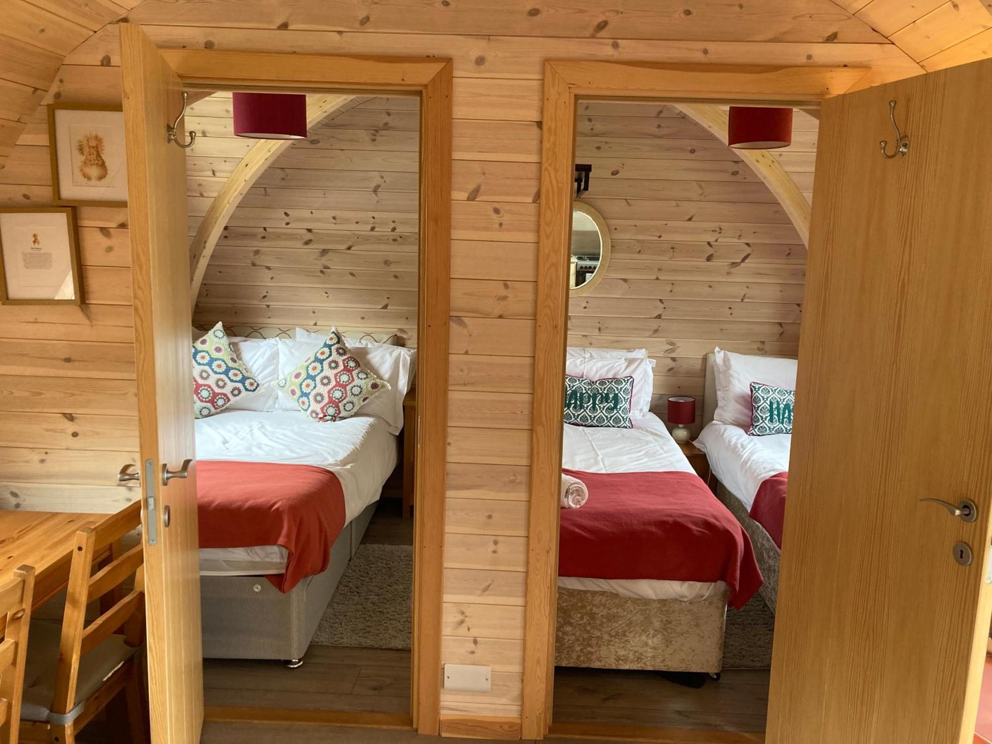 فندق Squirrel Glamping Pod School House Farm Leighton  المظهر الخارجي الصورة